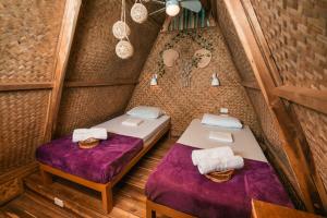 Rúm í herbergi á Mad Monkey Hostel Nacpan Beach