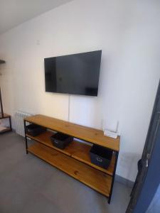 サン・マルティン・デ・ロス・アンデスにあるJoli Apartments - Studio B - 2 pax en el corazón de la ciudadの壁に掛けられた薄型テレビ