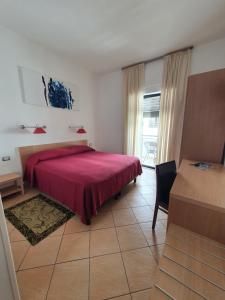 Postel nebo postele na pokoji v ubytování Hotel Cala Luna