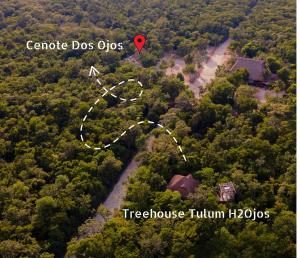 een kaart van een boomhut met een rode stift bij Treehouse Tulum H2Ojos in Tulum