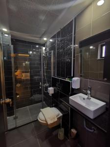 ein Badezimmer mit Waschbecken, Dusche und Toilette in der Unterkunft Beyond OTEL in Antalya