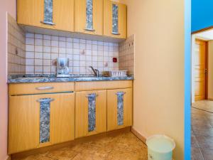 Kuchyňa alebo kuchynka v ubytovaní Apartment Delfin-9 by Interhome + 28 fotografií