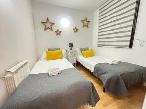 two beds in a room with stars on the wall at Life And apartment a pie de pistas, El Tarter in El Tarter