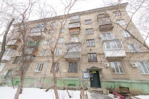 車里雅賓斯克的住宿－Five Stars Timiryazeva 4，前面有一扇门的大砖砌建筑