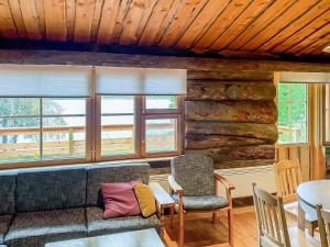 un soggiorno con un divano, sedie e un tavolo di Holiday Home Rantaruka 2c3 by Interhome a Ruka