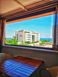 ein Fenster mit Blick auf ein Gebäude in der Unterkunft Beyond OTEL in Antalya