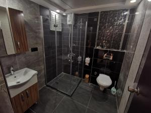 ein Badezimmer mit Dusche, Toilette und Waschbecken in der Unterkunft Beyond OTEL in Antalya + 18 Fotos