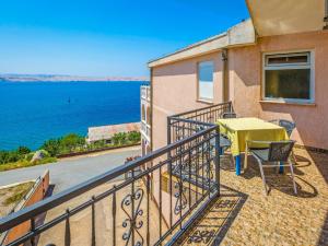 a balcony with a table and chairs and the ocean at Apartment Delfin-10 by Interhome in Cesarica