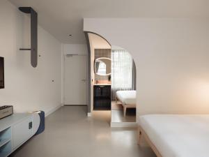 Een bed of bedden in een kamer bij Conscious Hotel Museum Square