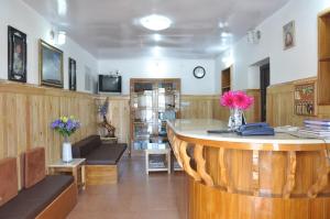 una hall con bancone e fiori di Trilan Cottages - Donnington Road a Kotagiri