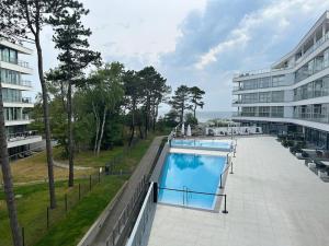 ミエルノにあるApartament Mielno DUNE sea viewの建物の隣のスイミングプール