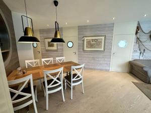 ミエルノにあるApartament Mielno DUNE sea viewの木製のテーブルと椅子のあるダイニングルーム