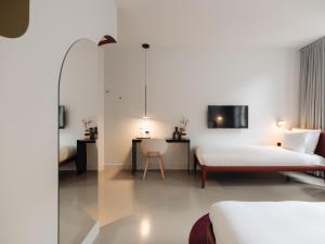 Een bed of bedden in een kamer bij Conscious Hotel Museum Square
