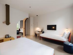 Een bed of bedden in een kamer bij Conscious Hotel Museum Square