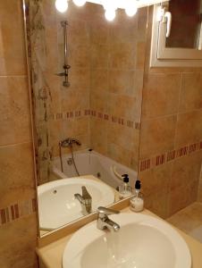 Phòng tắm tại Apartamentos Danesp-Playa de les Amplaries Marina Dor- Frontales al Mar