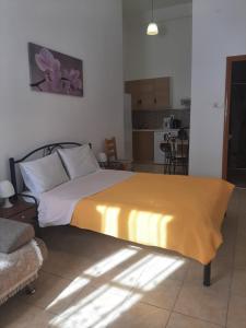 Łóżko lub łóżka w pokoju w obiekcie Melia studio 2 seafront apartment