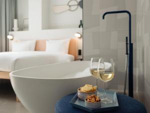 Een bed of bedden in een kamer bij Conscious Hotel Museum Square
