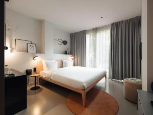 Een bed of bedden in een kamer bij Conscious Hotel Museum Square