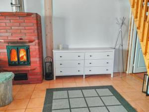 Ein Zimmer mit einer weißen Kommode neben einer Backsteinwand in der Unterkunft Holiday Home Hovitahko a 1 by Interhome in Tahkovuori