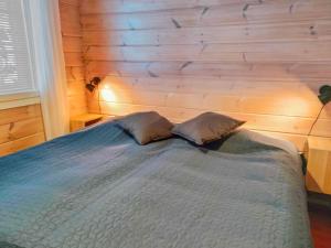 ein Schlafzimmer mit einem Bett mit zwei Kissen darauf in der Unterkunft Holiday Home Hovitahko a 1 by Interhome in Tahkovuori