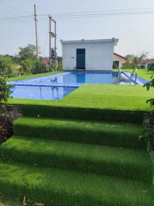 Bazén v ubytování Brar Tiger Resort Corbett nebo v jeho okolí