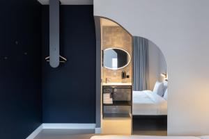 Een bed of bedden in een kamer bij Conscious Hotel Museum Square