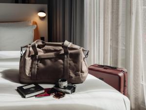Een bed of bedden in een kamer bij Conscious Hotel Museum Square