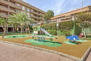 Ο χώρος παιχνιδιού για παιδιά στο Puerto Romano Denia