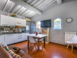 O bucătărie sau chicinetă la Holiday Home Badia a Passignano-2 by Interhome