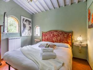 Un pat sau paturi într-o cameră la Holiday Home Badia a Passignano-2 by Interhome
