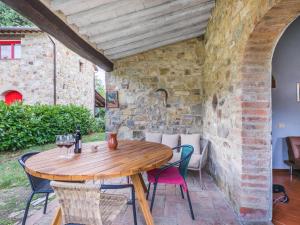 Un patio sau altă zonă în aer liber la Holiday Home Badia a Passignano-2 by Interhome