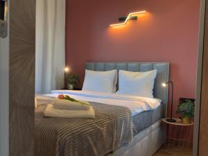 Postel nebo postele na pokoji v ubytování URBAN APARTMENTS GLOBAL PREMIUM, 10th Floor No 05, Free Garage, Self Check-in, No Deposit