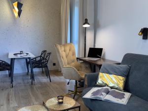 Posezení v ubytování URBAN APARTMENTS GLOBAL PREMIUM, 10th Floor No 05, Free Garage, Self Check-in, No Deposit