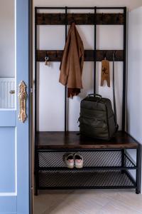 a shelf with a suitcase and a bag at Alte Schule Grambow - Lütt Slaapsteed in Grambow