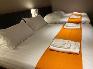 Postel nebo postele na pokoji v ubytování Hotel Royal