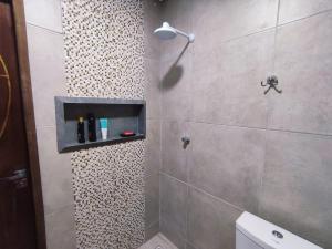 bagno con doccia e parete piastrellata di Casa Brisas do Caldas! a Cruz Altre 18 foto