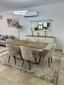 Posezení v ubytování Up Town Luxury Apartment