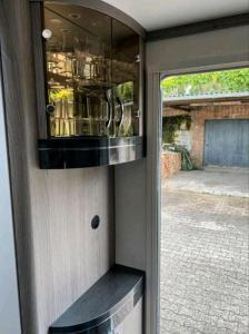 Φωτογραφία από το άλμπουμ του Luxus Wohnwagen zur Vermietung mit AC, Markise, WC und Duschkabine σε Lauenförde