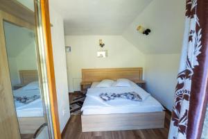 Postel nebo postele na pokoji v ubytování Cabana Dan Arieseni