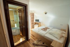 Postel nebo postele na pokoji v ubytování Cabana Dan Arieseni