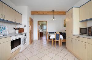 una cucina con tavolo e forno a microonde di Ferienwohnung Schmidt Bergewöhrden a Bergewöhrden