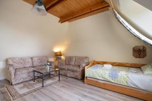 un soggiorno con un divano e una poltrona di Ferienwohnung Schmidt Bergewöhrden a Bergewöhrden