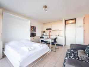 Kuchyň nebo kuchyňský kout v ubytování Studio Studio 62-705 by Interhome + 14 fotografií