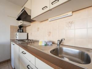 Kuchyň nebo kuchyňský kout v ubytování Studio Studio 62-705 by Interhome