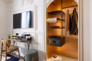 TV a/nebo společenská místnost v ubytování Hôtel L'Ormaie & Spa
