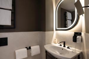 Koupelna v ubytování Hôtel L'Ormaie & Spa
