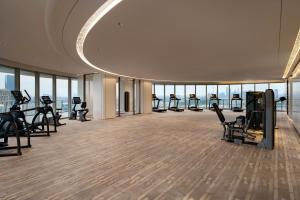 Fitness centrum a/nebo fitness zařízení v ubytování Vignette Collection The Xanadu Guangzhou, an IHG Hotel