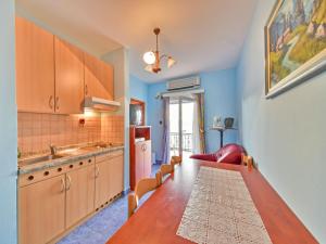 Posteľ alebo postele v izbe v ubytovaní Apartment Delfin-4 by Interhome
