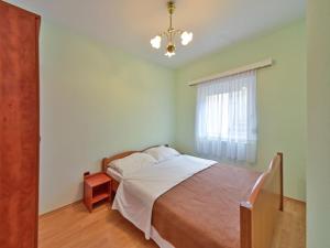 Posteľ alebo postele v izbe v ubytovaní Apartment Delfin-4 by Interhome