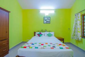 Postel nebo postele na pokoji v ubytování Hotel O Keegan Palms bhk + 18 fotografií